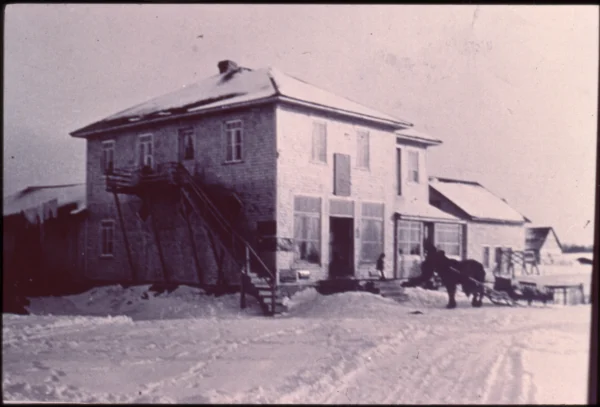 inconnu — 1928 — maison — Tags: magasin, maison — bâtiment de l\'actuelle épicerie HTB.
fin des années 1920 début 1930.