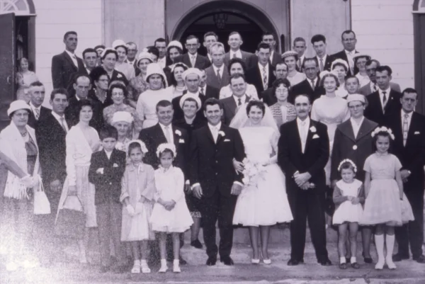 inconnu — famille — Tags: famille, église