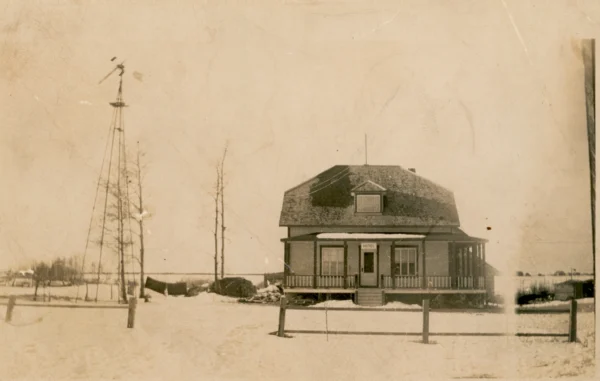 Denise Lemieux — 1920 — maison — Tags: maison — Maison Auguste Lemieux avec éolienne, vers 1920