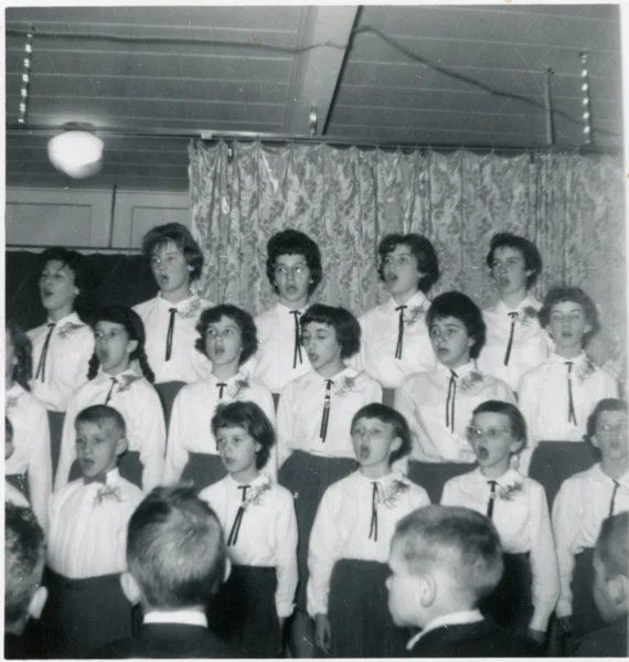 Camille Lemieux — église — Tags: chorale, église — Chorale du couvent du Bon-Conseil Saint Léon, Camille Lemieux 2e en haut à gauche