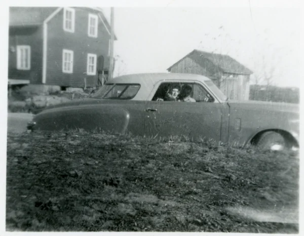 Camille Lemieux — voiture — Tags: couple, voiture — Automobile Studebaker, de Blandine Bilodeau et Louis Desjardins