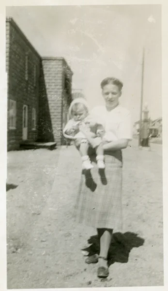 Camille Lemieux — portrait — Tags: portrait, maison — En arrière maison de Joseph-Louis Lemieux, à l\'avant Renelle Gaudreault et le bébé, Nicole Lemieux, pompe à essence Shell