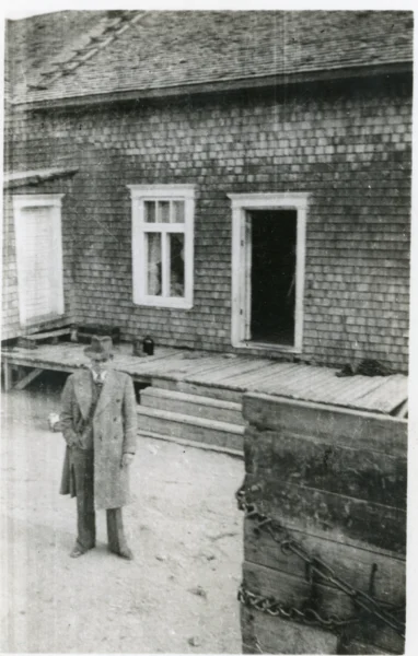 Camille Lemieux — maison — Tags: portrait, maison, magasin — Fromagerie St-Léon, à côté de la maison Auguste Lemieux, fromager de St-Hyacinthe