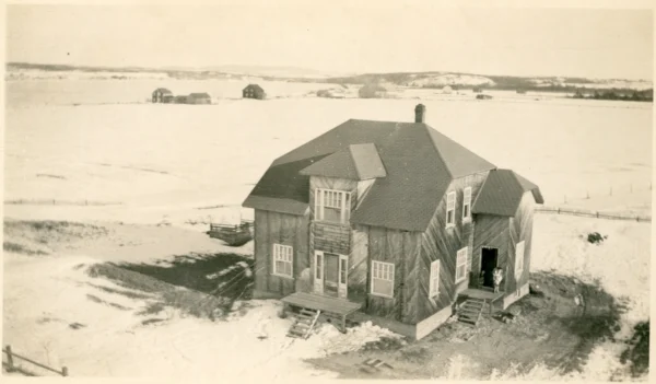 Camille Lemieux — maison — Tags: maison — Maison d\'Étiennette et Philippe Gaudreault avant la construction de solarium, vue de l\'éolienne en face de chez Auguste Lemieux