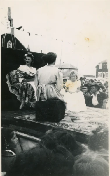 Camille Lemieux — Premier bazar de St-Léon, école en arrière, maison à droite : Israël Lemieux