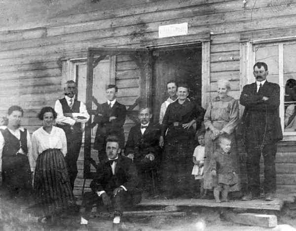 Gabriel Lemay — organisme — Tags: famille, organisme — Devant le bureau de poste