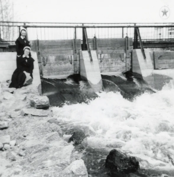 Jean-Marie MAltais — 1961 — église — Tags: église — [Sœurs] St-Nil et Bernadette-Marie à la chute, la passerelle fabriquée en 61-62, le pont peut être 1945