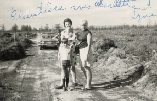 Rosaire Tremblay — 1964 — bleuetière — Tags: bleuet — Bleuetière avec Charlotte et Lyne, 1964