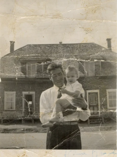 Rosaire Tremblay — famille — Tags: famille, enfant, portrait — Hélène, 17 mois, maison en face de la maison de Rosaire Tremblay et appartenant à Philippe Godin