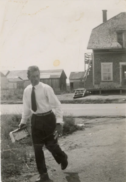 Rosaire Tremblay — portrait — Tags: portrait — Étable des habitants pour loger les animaux qui viennent au village (en arrière de l\'église) Rosaire Tremblay, 26 ans