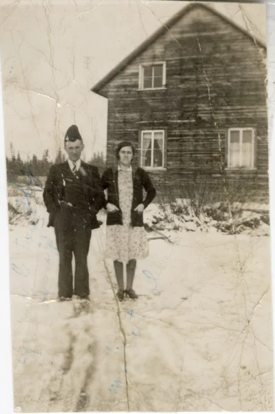 Rosaire Tremblay — portrait — Tags: portrait, couple — Oliva Néron et Lorenzo Tremblay, maison de Georgina et Georges Dionne, un des trois frères qui habitaient le rang 9