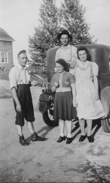 Gabriel Lemay — portrait — Tags: voiture, portrait, famille — François Lemay, Béatrice Pilote, Félix Lemay, Olivia Bouchard