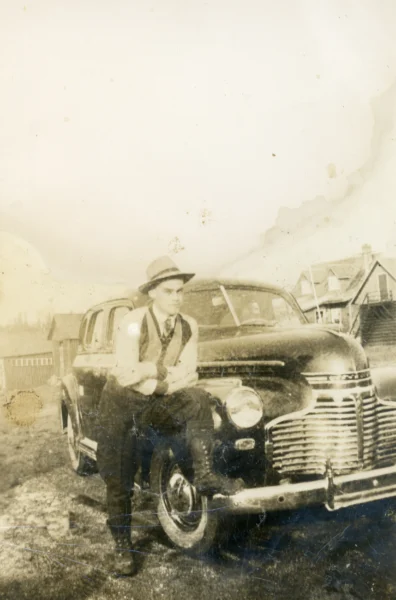 inconnu — voiture — Tags: voiture, portrait