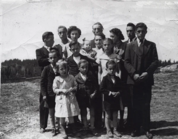 Rosaire Tremblay — famille — Tags: famille — Frères et sœurs de Rosaire Tremblay au rang 9, il avait 19 ans