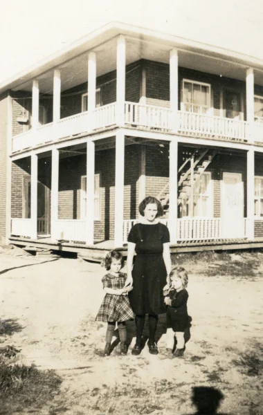 inconnu — maison — Tags: magasin, portrait, famille