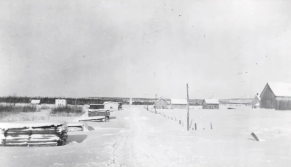 1927 — rue principale — Tags: rue principale — La rue principale, 1927, possiblement rang 2 et à gauche maison Salomon Maltais