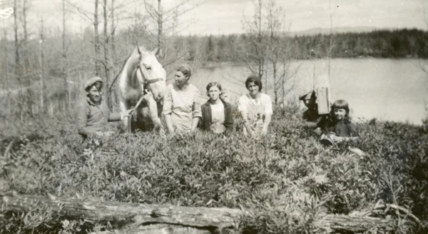 inconnu — lac — Tags: lac, famille, cheval
