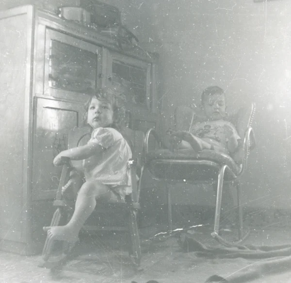 inconnu — portrait — Tags: portrait, enfant, maison