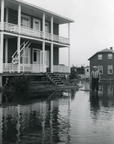 inconnu — maison — Tags: inondation, famille