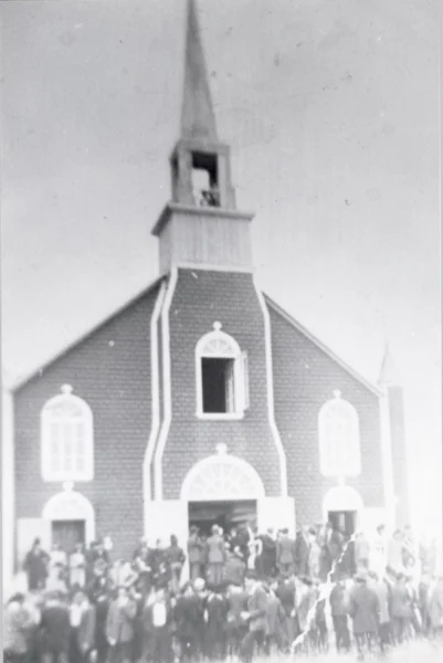 1928 — église — Tags: église — Vue de l\'église après la construction (peut être inauguration de l\'église?)