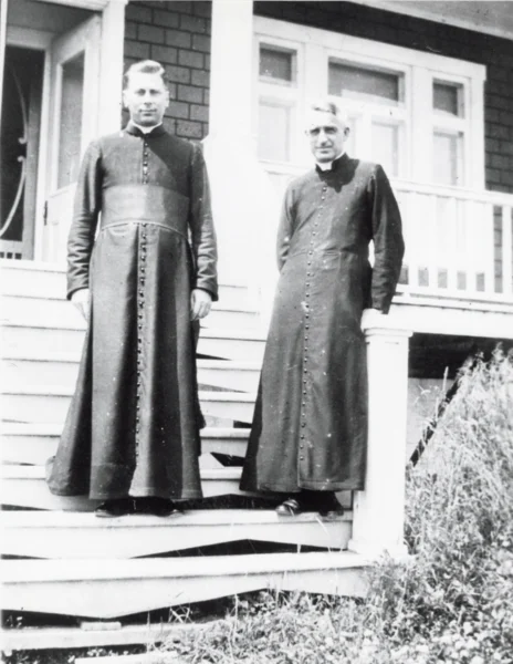 église — Tags: église — À droite, le premier curé de la paroisse, Ambroise Tremblay