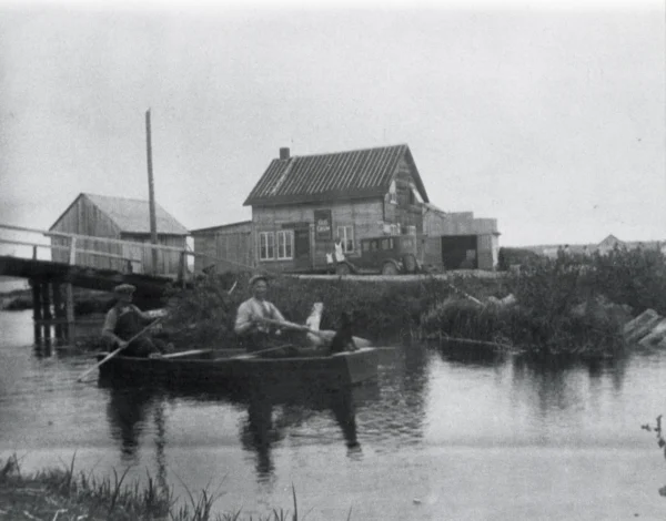 rivière — Tags: rivière, magasin — Premier magasin général, propriété de M. Arthur Gilbert, 1926, premier pont de bois