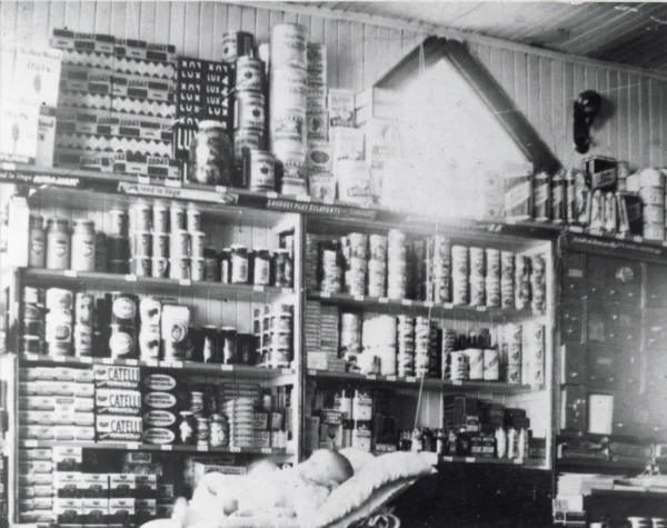 1947 — magasin — Tags: magasin — L\'intérieur du magasin général de M. Lorenzo Lemieux, 1947