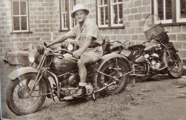 inconnu — Photo prise à l\'extérieur de Labrecque, personne inconnu