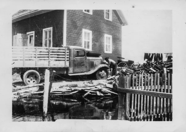 Gabriel Lemay — voiture — Tags: voiture, maison — Camion de Georges-Henri Lemay