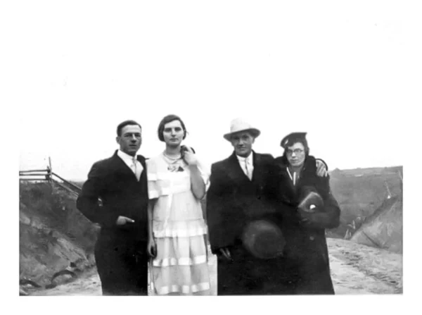 Gabriel Lemay — 1933 — couple — Tags: couple, portrait — Mariage en double pour Georges-Henri Lemay et jeanne Fillion, Félix Lemay et Oliva Bouchard en1933
