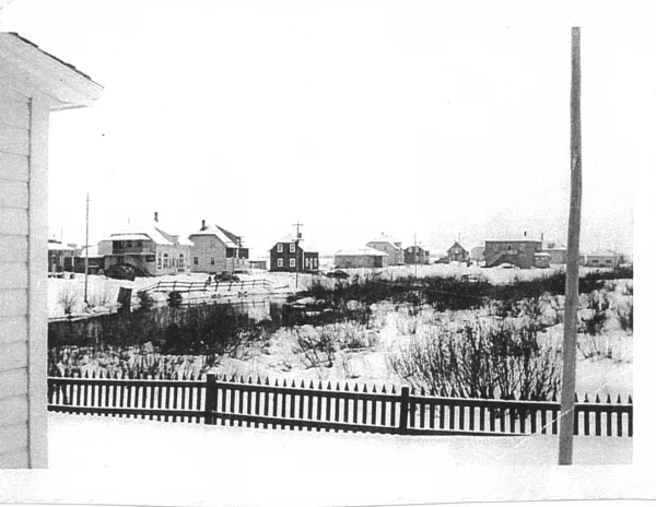 Gabriel Lemay — village — Tags: village, maison, rivière — Paysage